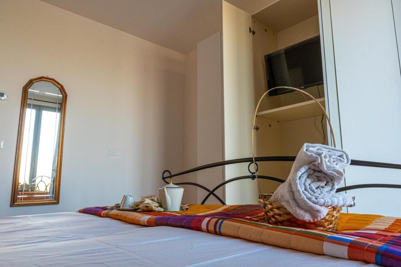 Gold Oasi - Business Solution Aparthotel Ferrara Kültér fotó